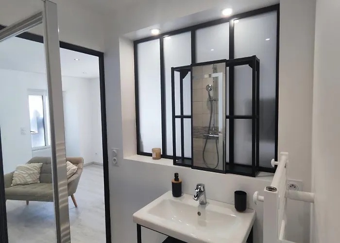 Neuf Situe Au Coeur D'un Bourg Paisible Apartment *